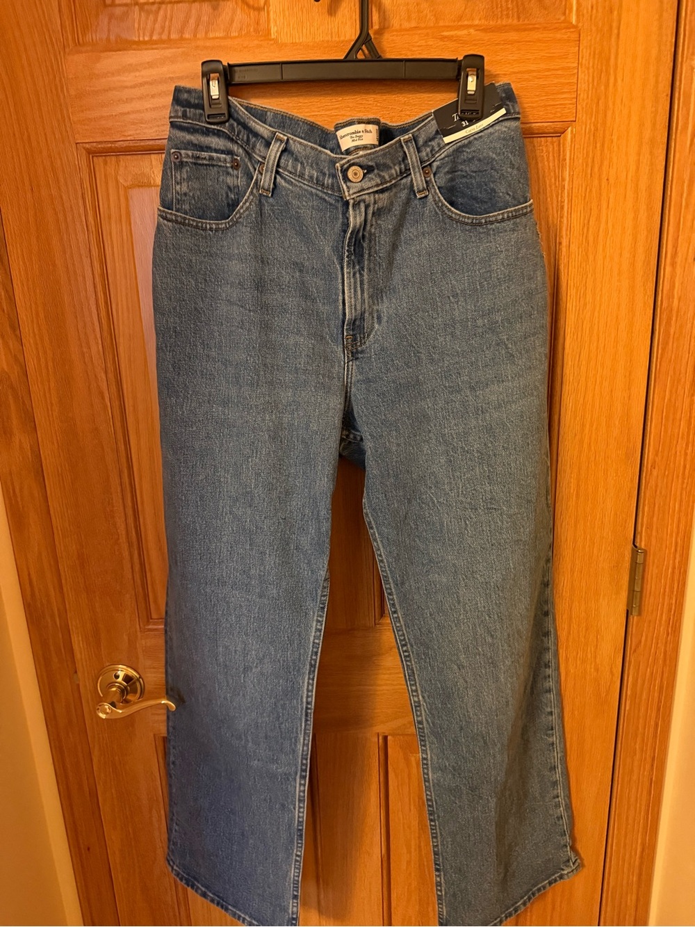 Abercrombie & Fitch Curve Love Straight-Leg Women’s Jeans in Medium Blue Denim